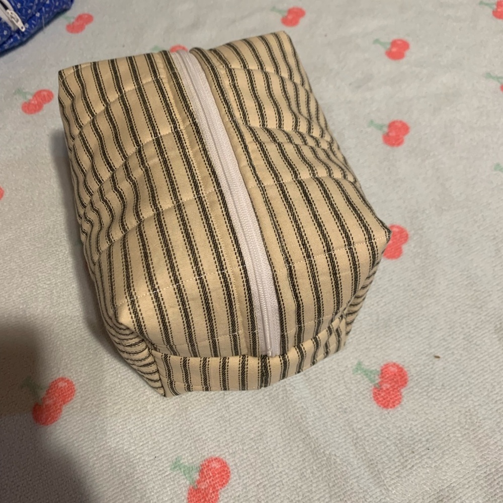 Charming Patchwork Travel Pouch - image 8